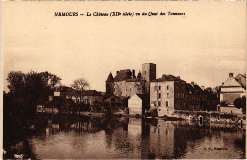 Carte postale ancienne Nemours Le Chateau vu du Quai des Tanneurs à Nemours