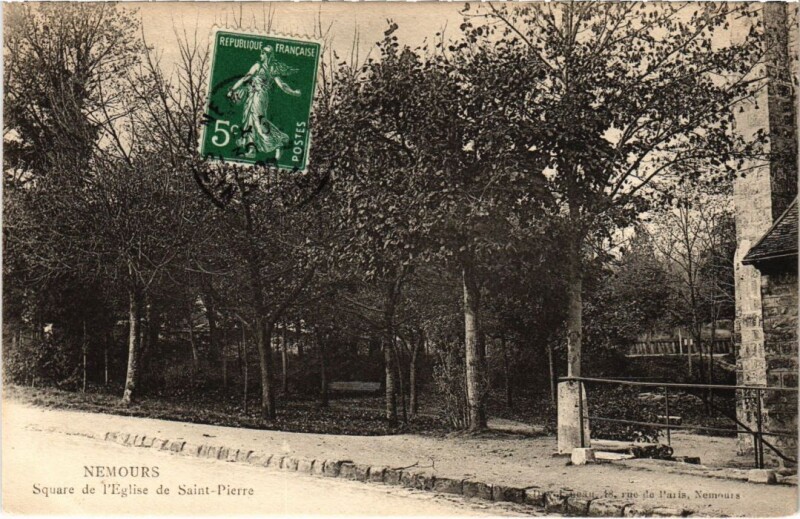 Carte postale ancienne Nemours Square de l'Eglise de Saint-Pierre à Nemours