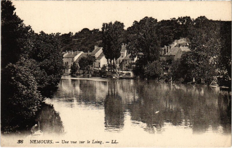 Carte postale ancienne Nemours une vue sur le Loing à Nemours