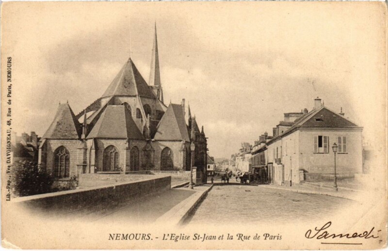 Carte postale ancienne Nemours Eglise Saint-Jean et Rue de Paris à Nemours