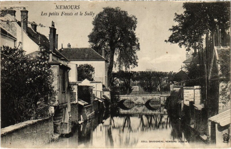 Carte postale ancienne Nemours Les petits Fosses et les Sully à Nemours