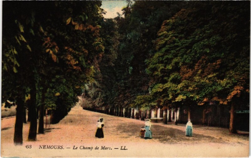 Carte postale ancienne Nemours Champ de Mars à Nemours