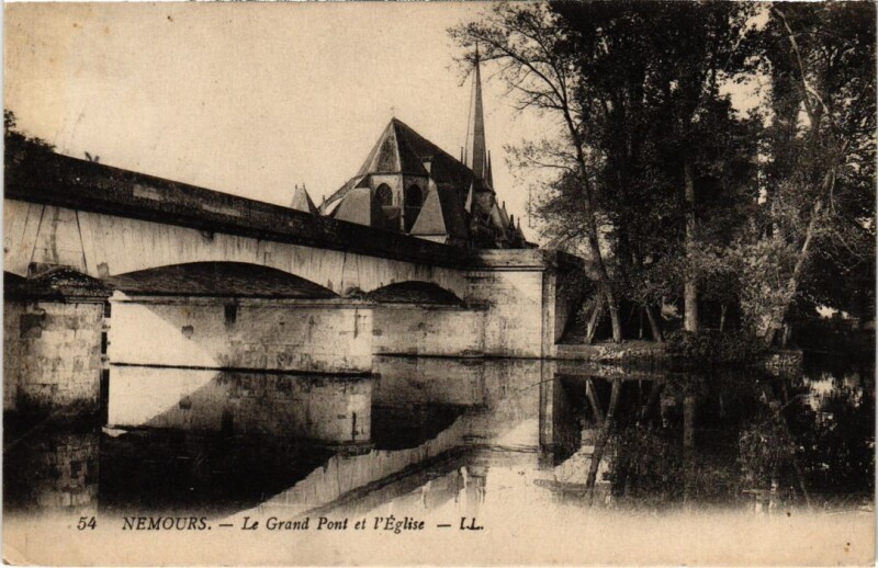 Carte postale ancienne Nemours Grand Pont et l'Eglise à Nemours