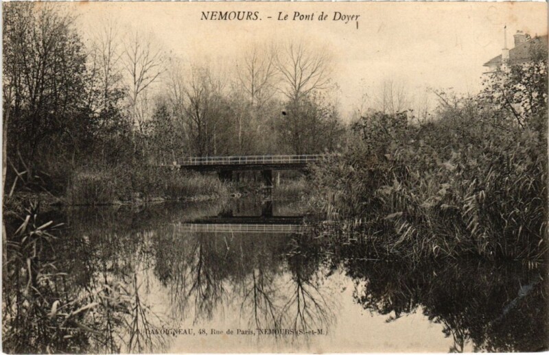 Carte postale ancienne Nemours Le Pont de Doyer à Nemours