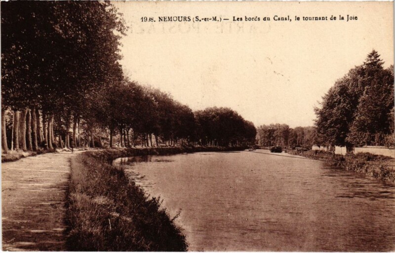 Carte postale ancienne Nemours Les bords du Canal à Nemours