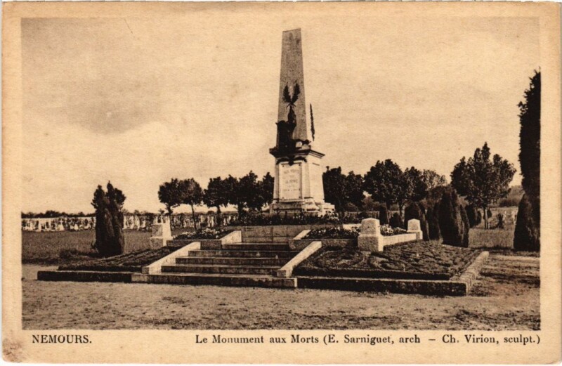 Carte postale ancienne Nemours Monument aux Morts à Nemours