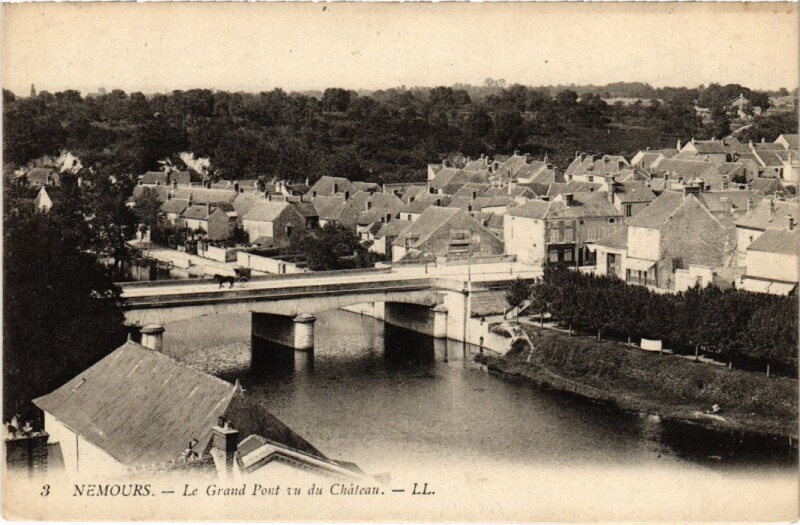 Carte postale ancienne Nemours Le Grand Pont à Nemours