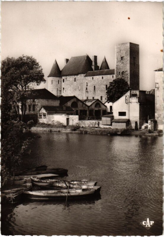 Carte postale ancienne Nemours Le Chateau et les bords du Loing à Nemours