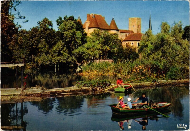 Carte postale ancienne Nemours Le deversoir de l'ile du vieux moulin à Nemours