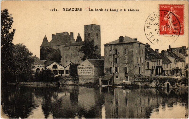 Carte postale ancienne Nemours Les bords du Loing et le Chateau à Nemours