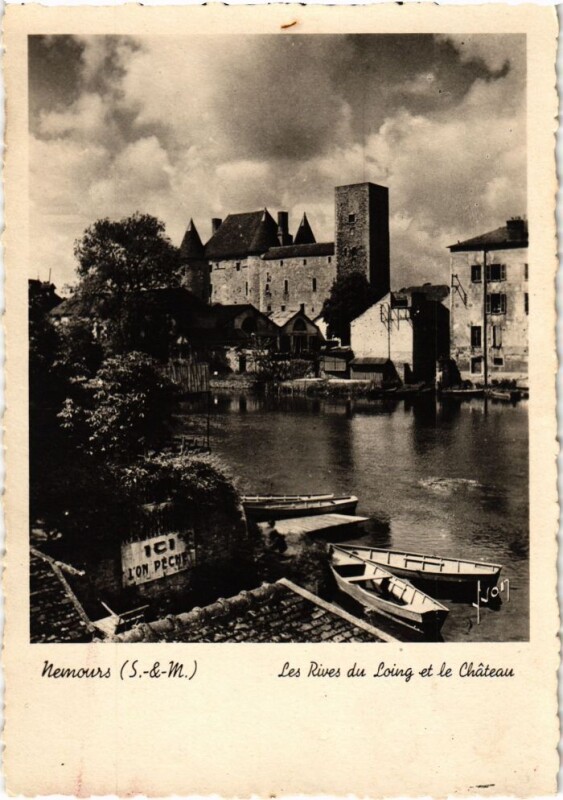 Carte postale ancienne Nemours Les rives du Loing et le Chateau à Nemours