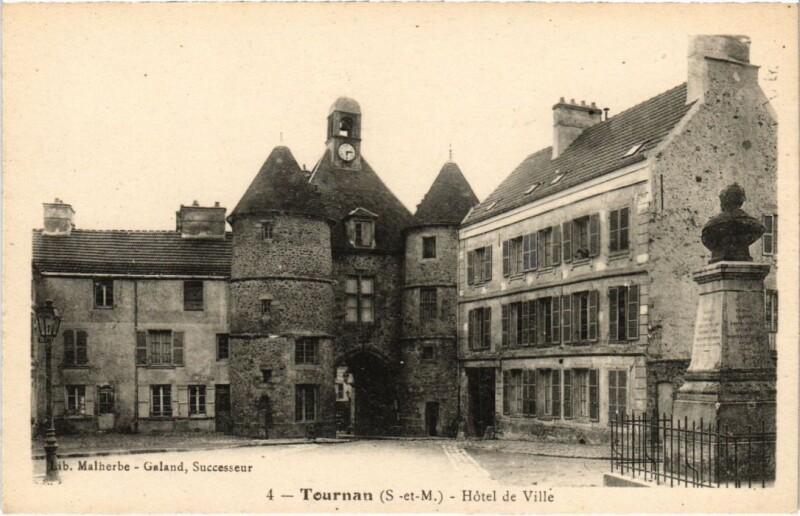 Carte postale ancienne Tournan-en-Brie Hotel de Ville à Tournan-en-Brie