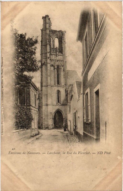 Carte postale ancienne Larchant La Rue du Vicariat à Larchant