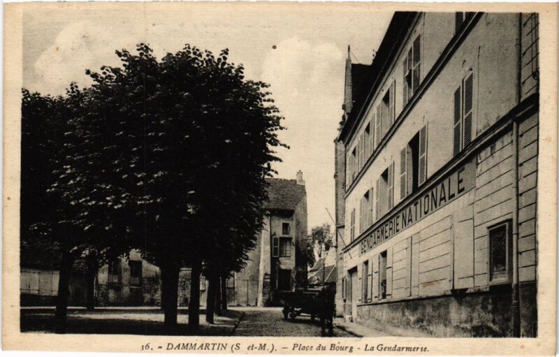 Carte postale ancienne Dammartin-sur-Tigeaux Place du Bourg - La Gendarmerie à Dammartin-sur-Tigeaux