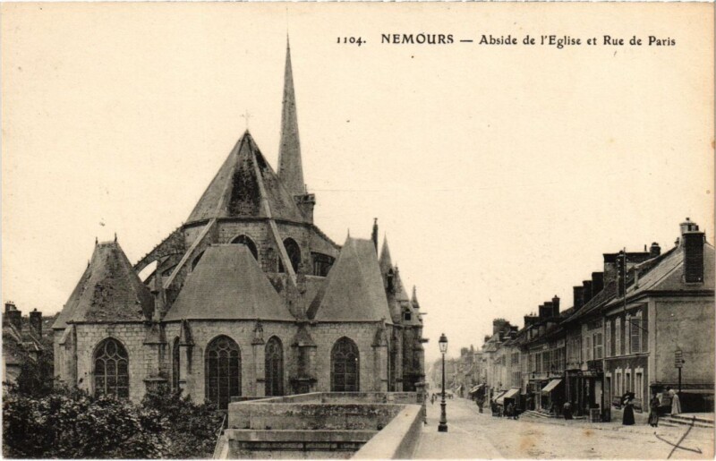 Carte postale ancienne Nemours Abside de l'Eglise et Rue de Paris à Nemours