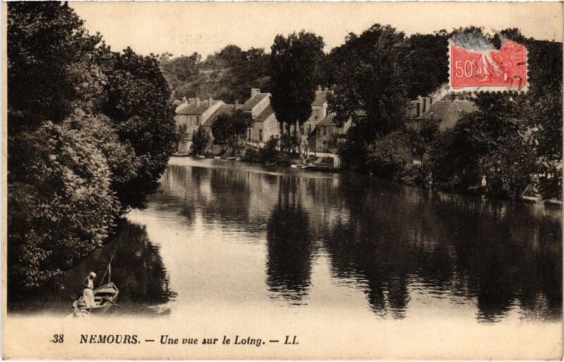 Carte postale ancienne Nemours Une Vue sur le Loing à Nemours