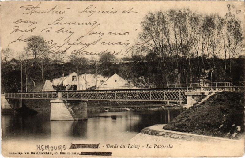 Carte postale ancienne Nemours Bords du Loing - La Passerelle à Nemours