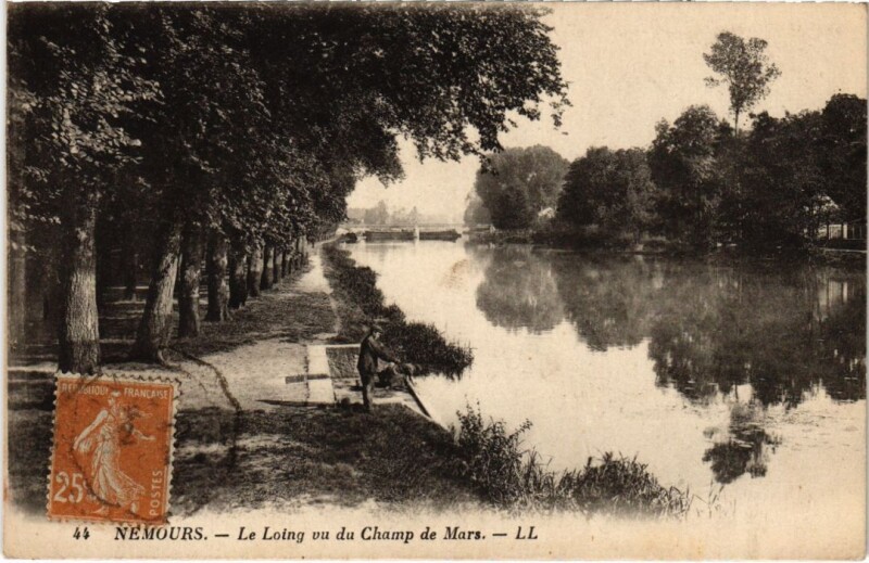 Carte postale ancienne Nemours Le Loing vu du Champ de Mars à Nemours
