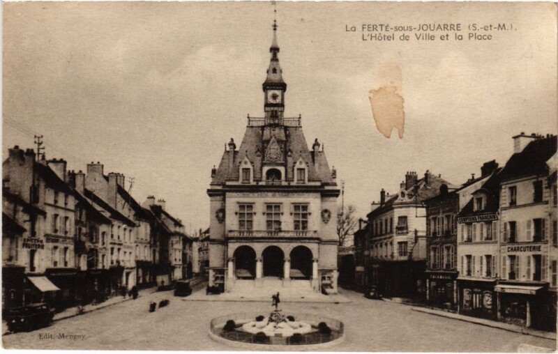 Carte postale ancienne La Ferte-sous-Jouarre L'Hotel de Ville et la Place à Jouarre