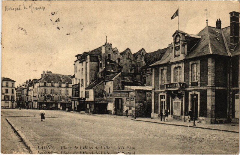 Carte postale ancienne Lagny-sur-Marne Place de l'Hotel de Ville à Lagny-sur-Marne