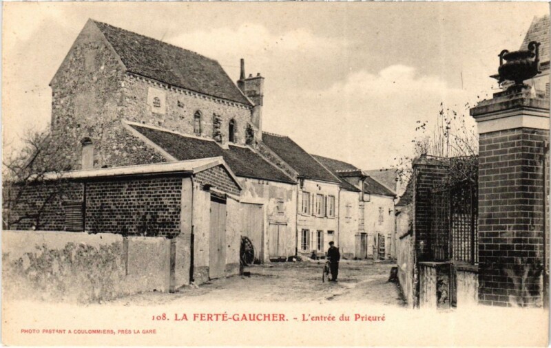 Carte postale ancienne La Ferte-Gaucher L'Entree du Prieure
