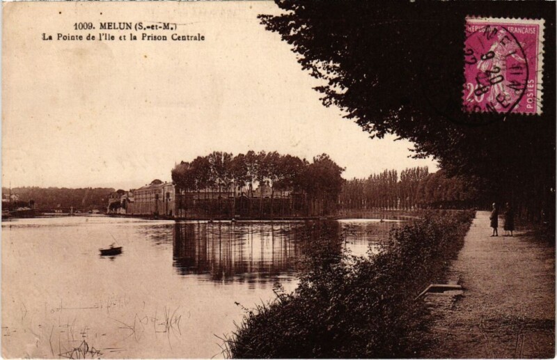 Carte postale ancienne Melun La Pointe de l'Ile et la Prison Centrale à Melun