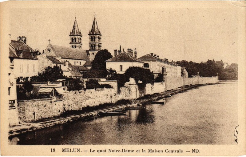 Carte postale ancienne Melun Le Quai Notre-Dame et la Maison Centrale à Melun