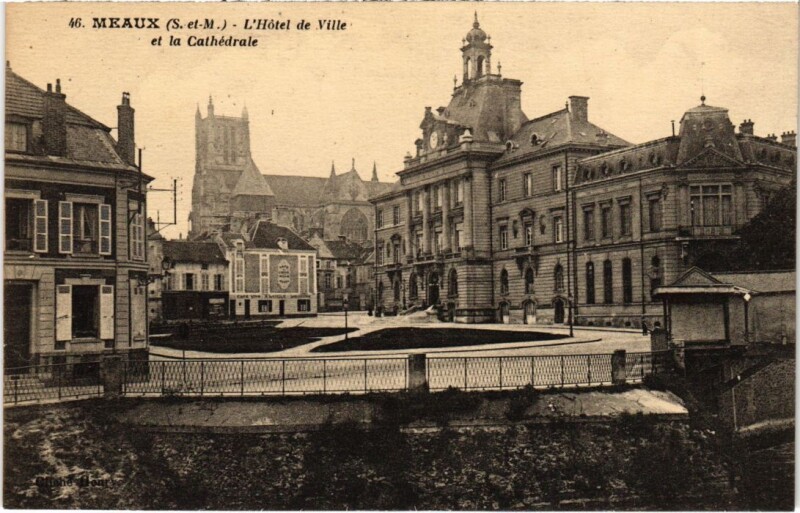 Carte postale ancienne Meaux L'Hotel de Ville et la Cathedrale à Meaux
