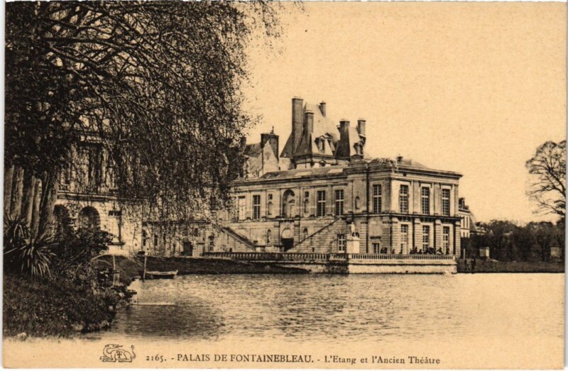 Carte postale ancienne Fontainebleau Palais - L'Etang et l'Ancien Theatre à Fontainebleau