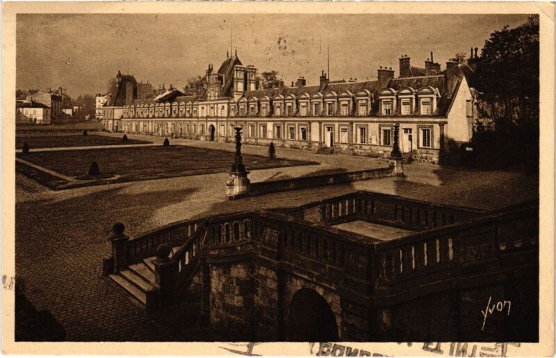 Carte postale ancienne Fontainebleau Palais - Aile des Ministres et Cour des Adieux à Fontainebleau