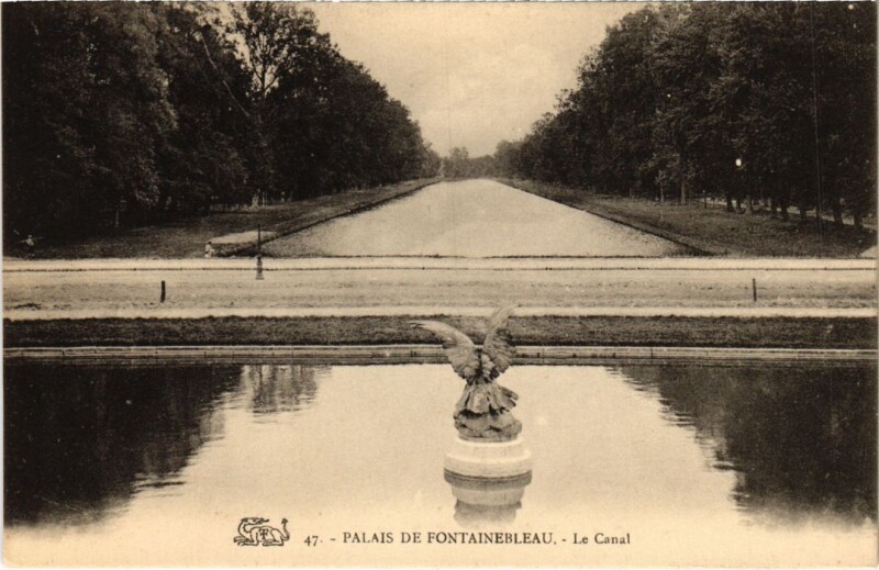 Carte postale ancienne Fontainebleau Palais - Le Canal à Fontainebleau