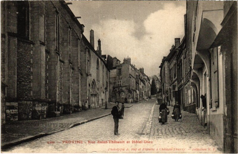 Carte postale ancienne Provins Rue Saint-Thibault et Hotel-Dieu à Provins
