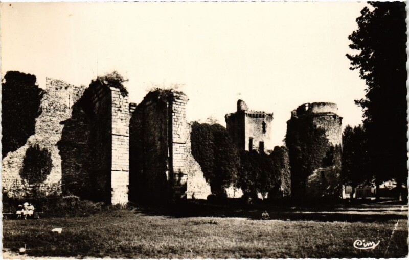 Carte postale ancienne Blandy-les-Tours Vue Exterieure du Chateau Fort à Blandy