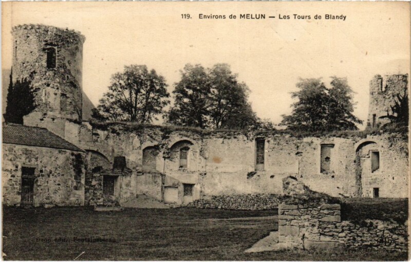 Carte postale ancienne Blandy-les-Tours Les Tours de Blandy à Blandy
