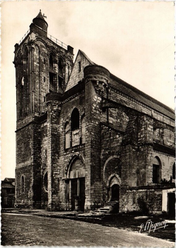 Carte postale ancienne Champeaux Facade de la Collegiale Saint-Martin de Champeaux à Champeaux