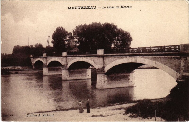 Carte postale ancienne Montereau Le Pont de Moscou