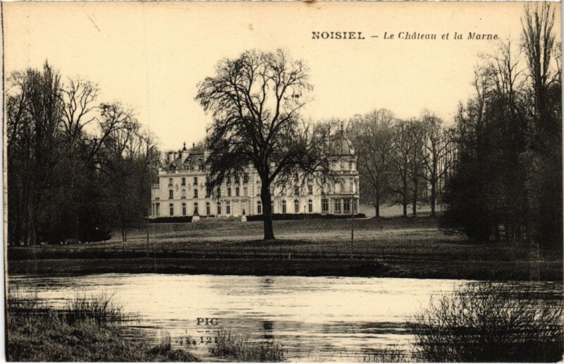 Carte postale ancienne Noisiel Le Chateau et la Marne à Noisiel