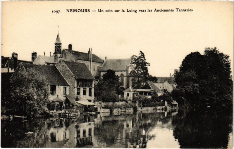 Carte postale ancienne Nemours Un Coin sur le Loing vers les Anciennes Tanneries à Nemours
