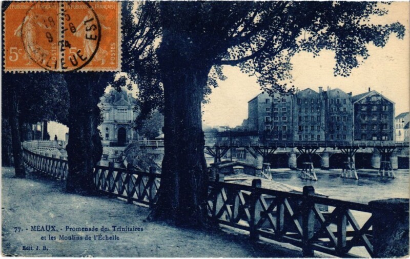 Carte postale ancienne Meaux Promenade des Trinitaires et les Moulins de l'Echelle à Meaux