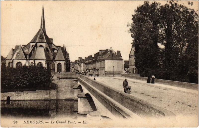 Carte postale ancienne Nemours Le Grand Pont à Nemours