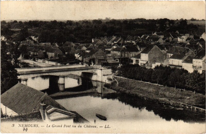 Carte postale ancienne Nemours Le grand Pont vu du Chateau à Nemours