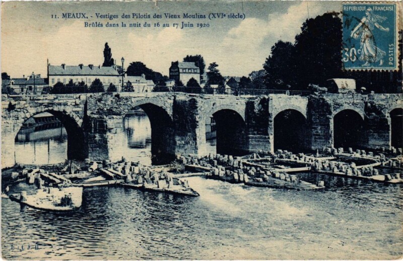 Carte postale ancienne Meaux Vestiges des Pilotis des Vieux Moulins à Meaux