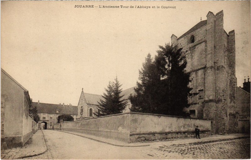 Carte postale ancienne Jouarre L'Ancienne Tour de l'Abbaye et le Couvent à Jouarre