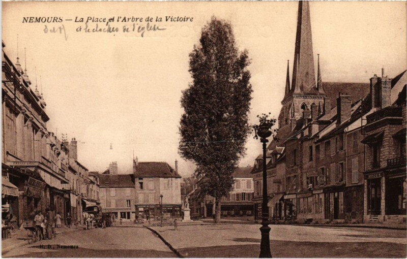 Carte postale ancienne Nemours La Place et l'Arbre de la Victoire à Nemours