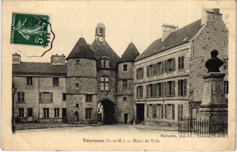 Carte postale ancienne Tournan-en-Brie Hotel de Ville à Tournan-en-Brie