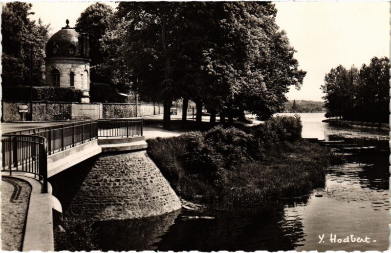 Carte postale ancienne Melun Embouchure de l'Almont sur la Seine - Le Nouveau Pont à Melun