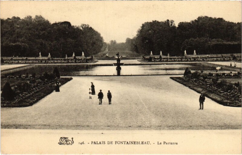 Carte postale ancienne Fontainebleau Palais - Le Parterre à Fontainebleau