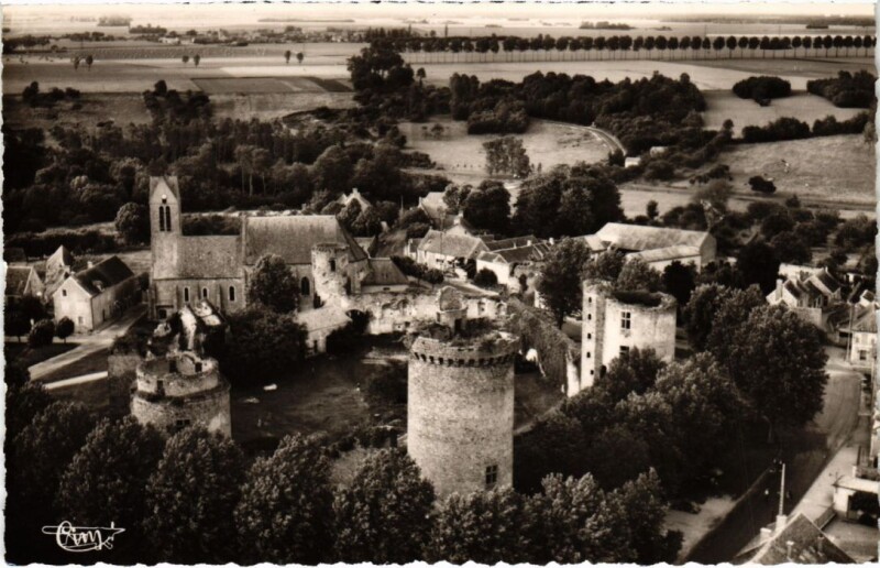 Carte postale ancienne Blandy-les-Tours Vue Aerienne du Chateau Feodal à Blandy