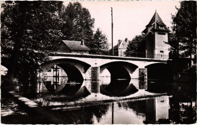 Carte postale ancienne Souppes sur Loing Pont sur le Loing à Souppes-sur-Loing