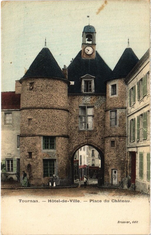 Carte postale ancienne Tournan-en-Brie Hotel de Ville - Place du Chateau à Tournan-en-Brie